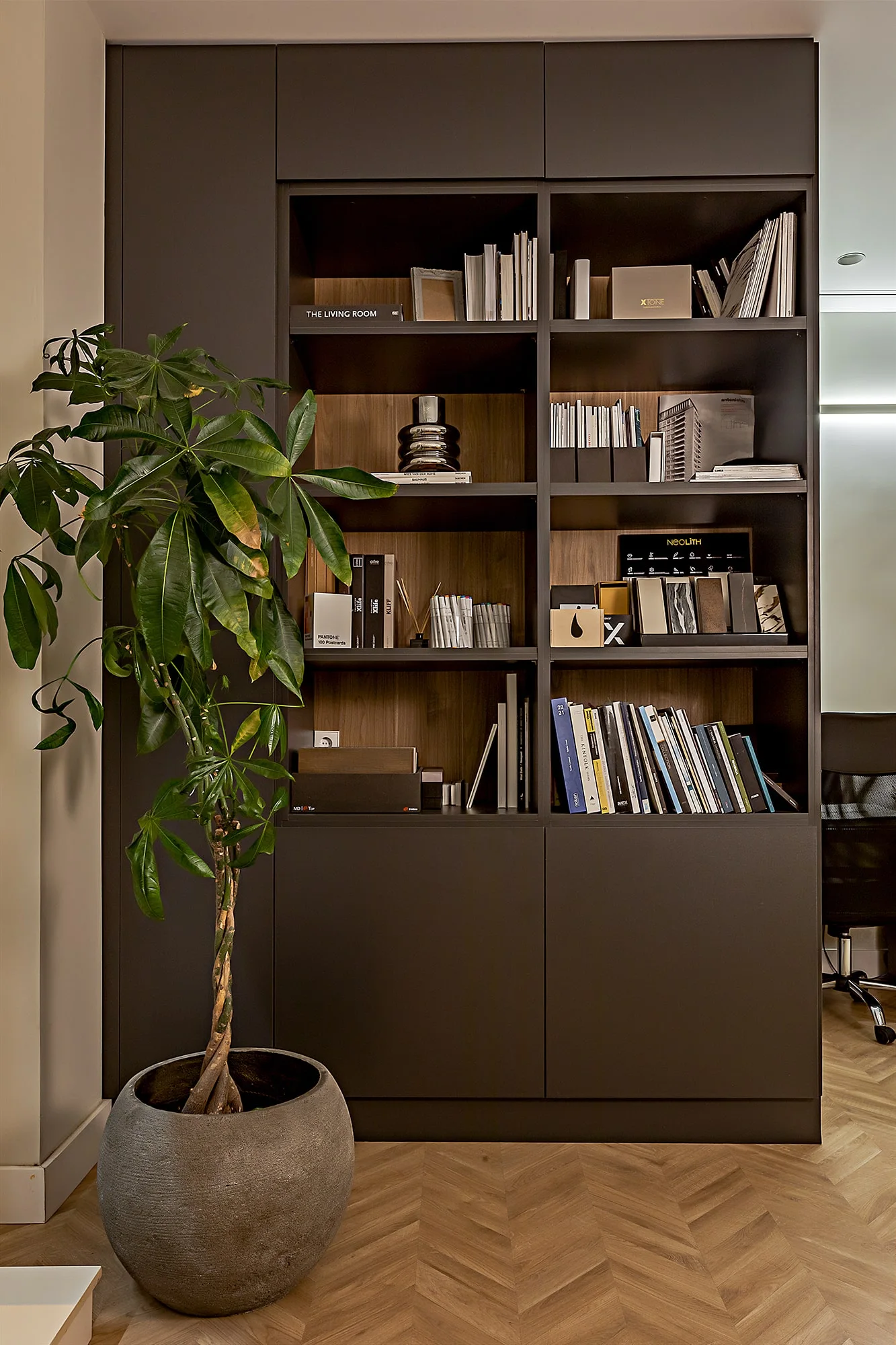 Materiales y libros en la biblioteca de Mondo Studio